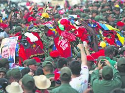 El adiós. Ciudadanos le brindan una calurosa despedida a quien los gobernara por 14 años. AP /