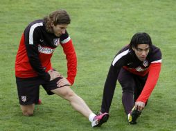 El delantero del Atlético Madrid, Radamel Falcao (d), durante el entrenamiento del equipo en Ciudad Deportiva de Majadahonda. EFE /