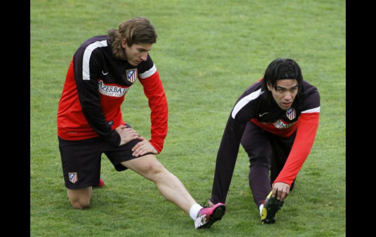 El delantero del Atlético Madrid, Radamel Falcao (d), durante el entrenamiento del equipo en Ciudad Deportiva de Majadahonda. EFE /