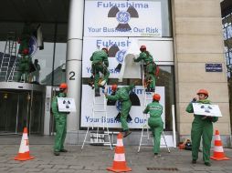 ''Fukushima, su negocio, nuestro riesgo'' dicen los carteles pegados hoy por Greenpeace en Bruselas. EFE /