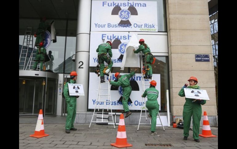 ''Fukushima, su negocio, nuestro riesgo'' dicen los carteles pegados hoy por Greenpeace en Bruselas. EFE /