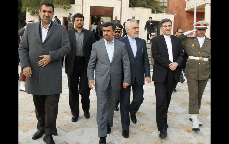 El presidente de Irán, Mahmud Ahmadinejad (c), afirmó que Chávez era un ''mártir'' por haber servido a su pueblo. AFP /