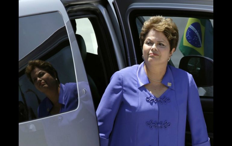 La presidenta brasileña, Dilma Rousseff, acordó con Cristina Fernández cancelar su encuentro en Argentia por la muerte de Chávez. ARCHIVO /