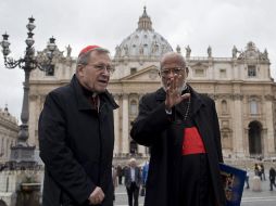 El cardenal indio George Alencherry (d) conversa con el cardenal alemán Walter Kasper (i) a su salida de la congregación de cardenales. EFE /