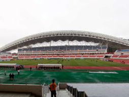 El techo del Estadio Nacional en San José, Costa Rica se vio afectado por el uso de pirotecnia en las instalaciones. MEXSPORT /