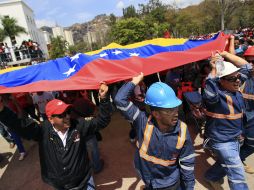 Miles de simpatizantes de Hugo Chávez hacen fila en los alrededores de la Academia Militar para despedir al presidente. EFE /