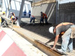 Trabajadores durante las labores de ampliación y remodelación del Área Internacional.  /