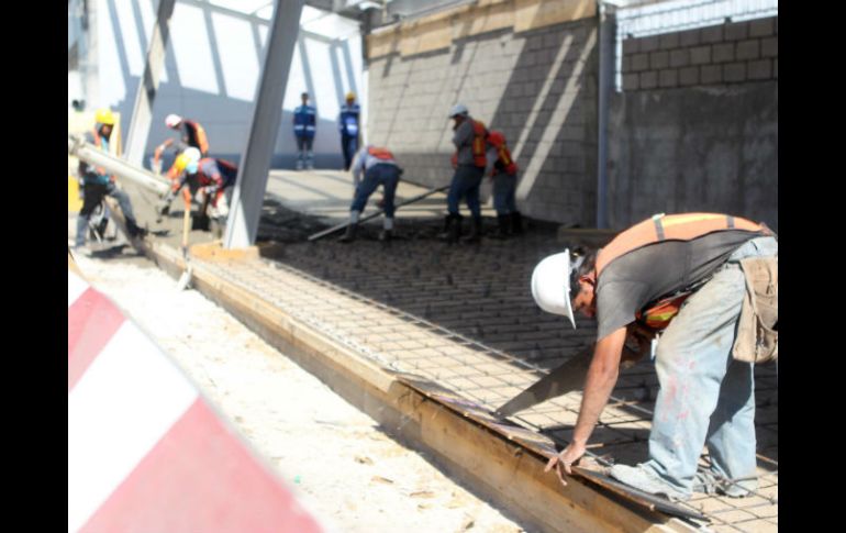 Trabajadores durante las labores de ampliación y remodelación del Área Internacional.  /