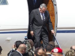 El presidente cubano, Raúl Castro, llega a Venezuela para los funerales de Hugo Chávez. EFE /