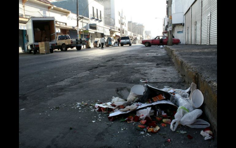 El Ayuntamiento tapatío solicita a los ciudadanos que no dejen sus residuos domésticos en las esquinas que forman las cuadras. ARCHIVO /