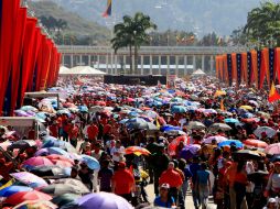 Miles de simpatizantes de Chávez, hacen fila en los alrededores de la Academia Militar para despedir al líder fallecido. EFE /