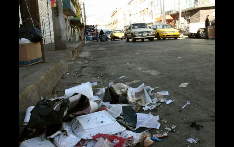 El programa, ''Guadalajara, te quiero limpia'' tiene como objetivo que los tapatíos conserven limpias sus calles y aceras. ARCHIVO /