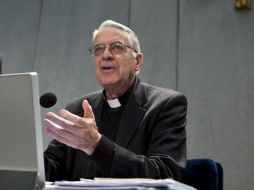 El portavoz vaticano, el padre Federico Lombardi (c), durante una rueda de prensa en el Vaticano. EFE /