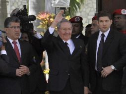 El presidente cubano, Raúl Castro llega a la Academia Militar para el funeral de Hugo Chávez. AFP /