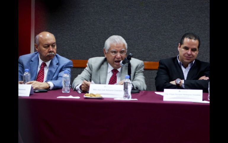 Juan José Bañuelos (c), durante su comparecencia,  aclara la independencia técnica con la que gozará la dependencia a su cargo.  /