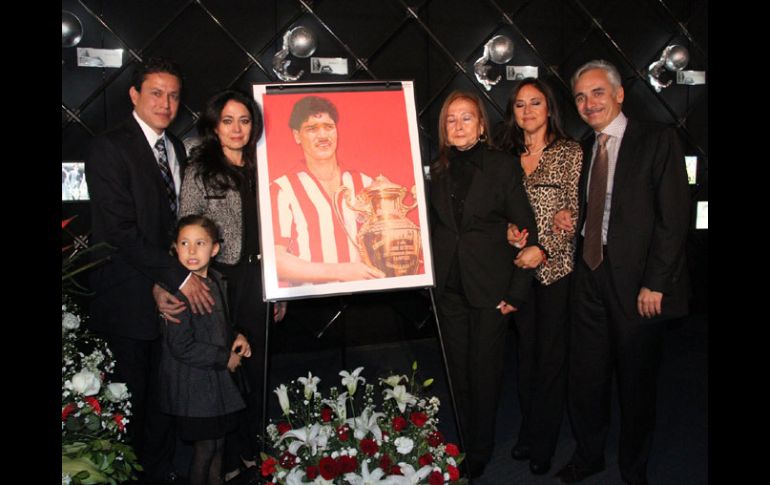 La familia de Salvador Reyes se conmovió con el homenaje. MEXSPORT /