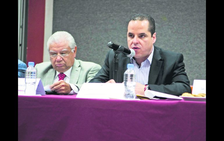 Congreso local. El contralor Juan José Bañuelos y el diputado Édgar Velázquez, durante la sesión de la Comisión de Gobernación. EL INFORMADOR /