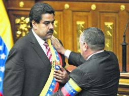 Nicolás Maduro recibe la banda presidencial como presidente encargado por parte de Diosdado Cabello, titular de la Asamblea Nacional. AFP /