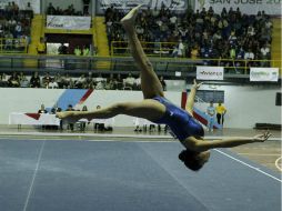 La guatemalteca Mónica Yool compite en la categoría de gimnasia artística en los Juegos Centroamericanos de San José 2013. EFE /