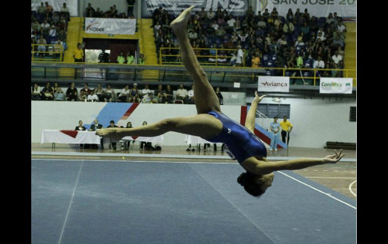 La guatemalteca Mónica Yool compite en la categoría de gimnasia artística en los Juegos Centroamericanos de San José 2013. EFE /