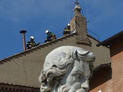 La chimenea instalada este sábado será sometida a pruebas con humo de color amarillo (ni blanco ni negro), para no confundir. AFP /