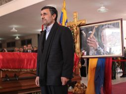 Mahmud Ahmadineyad (d) durante una guardia de honor junto al féretro de Hugo Chávez. EFE /