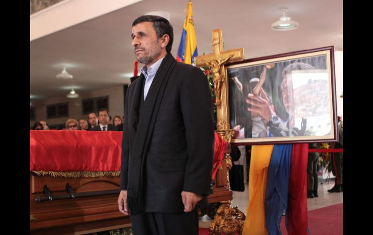 Mahmud Ahmadineyad (d) durante una guardia de honor junto al féretro de Hugo Chávez. EFE /