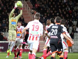 Guillermo Ochoa (izq) sigue con buenas actuaciones en el arco del Ajaccio. AFP /