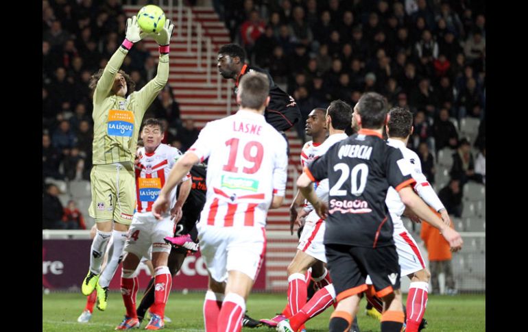 Guillermo Ochoa (izq) sigue con buenas actuaciones en el arco del Ajaccio. AFP /