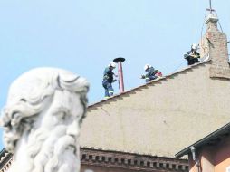 Técnicos del Vaticano instalan la chimenea, que será el punto de atención de miles de fieles y medios de comunicación desde este martes EFE /