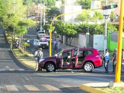 Zona del crimen. La camioneta del secretario de Turismo quedó sobre Avenida Acueducto tras la agresión. EL INFORMADOR /