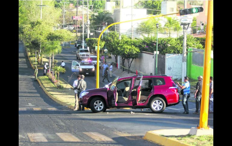 Zona del crimen. La camioneta del secretario de Turismo quedó sobre Avenida Acueducto tras la agresión. EL INFORMADOR /