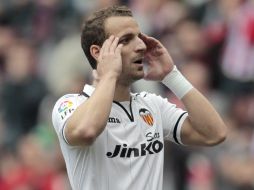 Roberto Soldado tiene la oportunidad de empatar el juego a pocos minutos del final y se lamenta la falla. EFE /