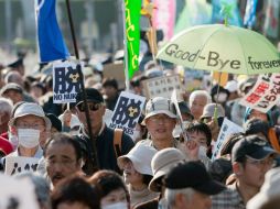 Los japoneses salen a las calles de Tokio y otras ciudades para exigir al gobierno de Shinzo Abe que detenga los planes nucleares. EFE /