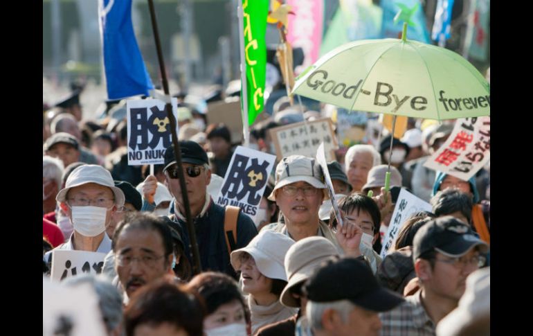 Los japoneses salen a las calles de Tokio y otras ciudades para exigir al gobierno de Shinzo Abe que detenga los planes nucleares. EFE /