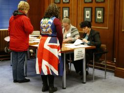 Ciudadanos malvineses acuden a las urnas para votar por el referendo. EFE /