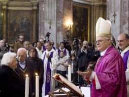 El cardenal Odilo Pedro Scherer celebra la misa en la iglesia San Andrés del Quirinal. EFE /