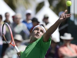 Marinko Matosevic haciendo un saque durante el duelo contra el español Tommy Robredo. EFE /