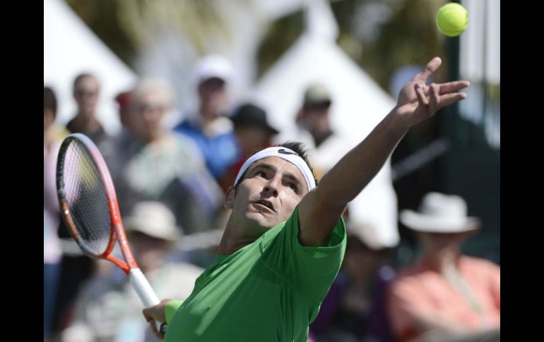 Marinko Matosevic haciendo un saque durante el duelo contra el español Tommy Robredo. EFE /