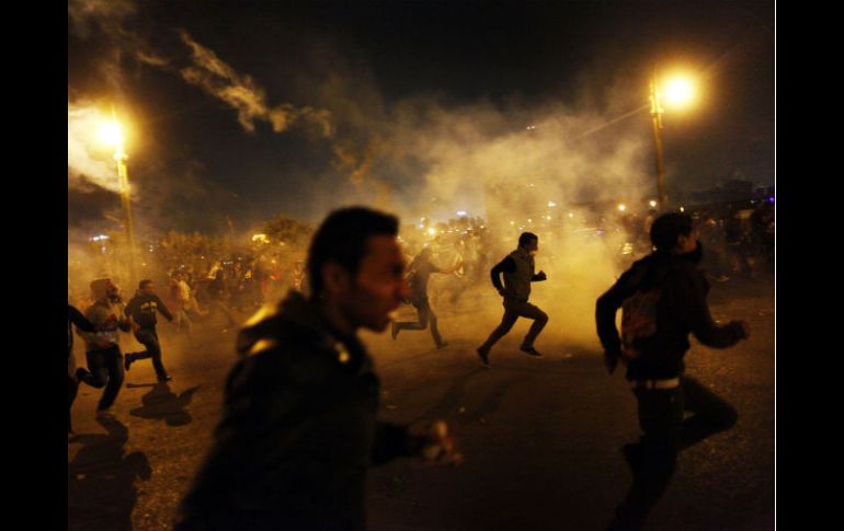 La ira de los hinchas desembocó también en enfrentamientos con la policía en la capital. AFP /