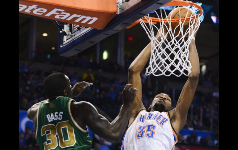 Brandon Bass de los Celtics (i) intenta bloquear una encestada de Kevin Durant, de los Thunder. EFE /