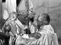 Juan Pablo II con quien luego sería su sucesor, Benedicto XVI. ARCHIVO /