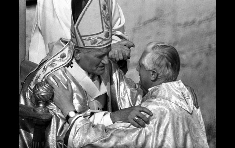 Juan Pablo II con quien luego sería su sucesor, Benedicto XVI. ARCHIVO /