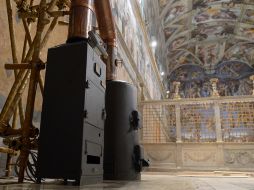 Se usarán dos estufas en la Capilla Sixtina, una para quemar papeletas de votaciones y otra de la que saldrá el humo blanco o negro. AFP /