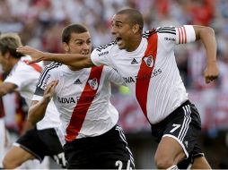 David Trezeguet (der) celebra el primer gol de River en el partido. AFP /