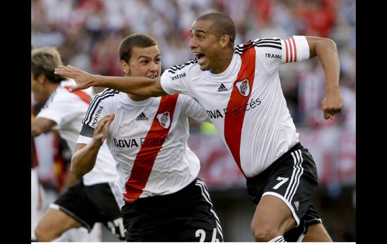 David Trezeguet (der) celebra el primer gol de River en el partido. AFP /