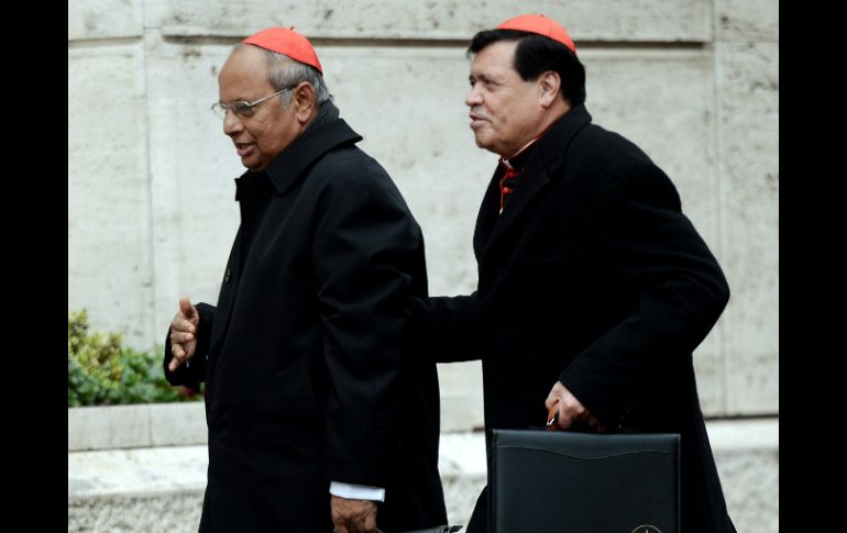 Rivera Carrera y un cardenal de Sri Lanka llegan tarde a una reunión de pre-cónclave. ARCHIVO /