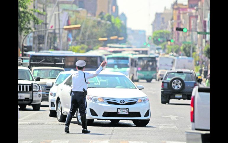 Los agentes enfrentan todos los días una incapacidad para multar a todos los conductores que incurren en faltas viales. EL INFORMADOR /