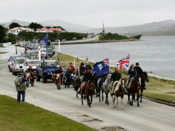 Caravana en Puerto Argentino (Stanley, para los británicos) en apoyo a la pertenencia al Reino Unido. EFE /