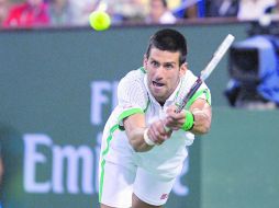 Al límite. Novak Djokovic tuvo que esforzarse más de lo esperado para vencer a Fabio Fognini. AP /